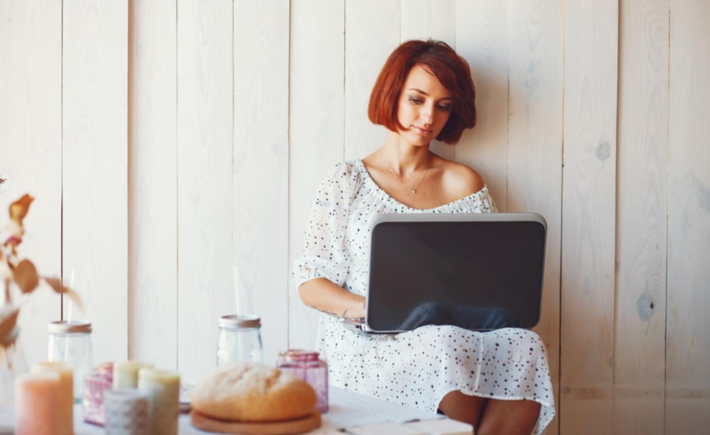 Finanzplanung am Schreibtisch mit Laptop und Dokumenten