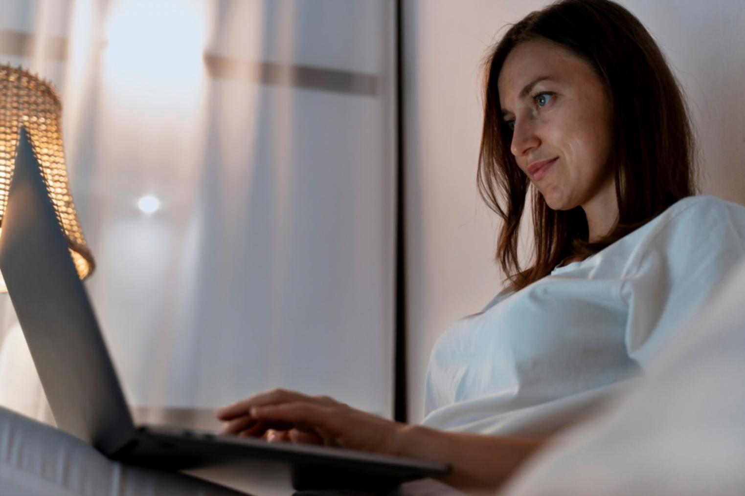 Finanzplanung und Budget-Übersicht auf einem Schreibtisch