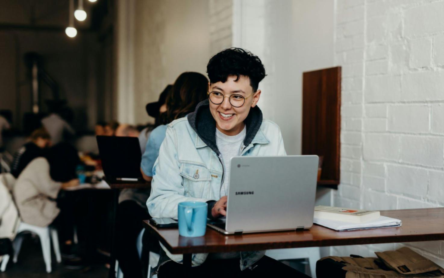 Gemeinsames Arbeiten an Finanzthemen in konzentrierter Atmosphäre